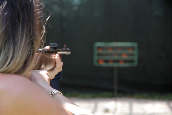 Jugendliche beim sicheren Training mit Betreuer